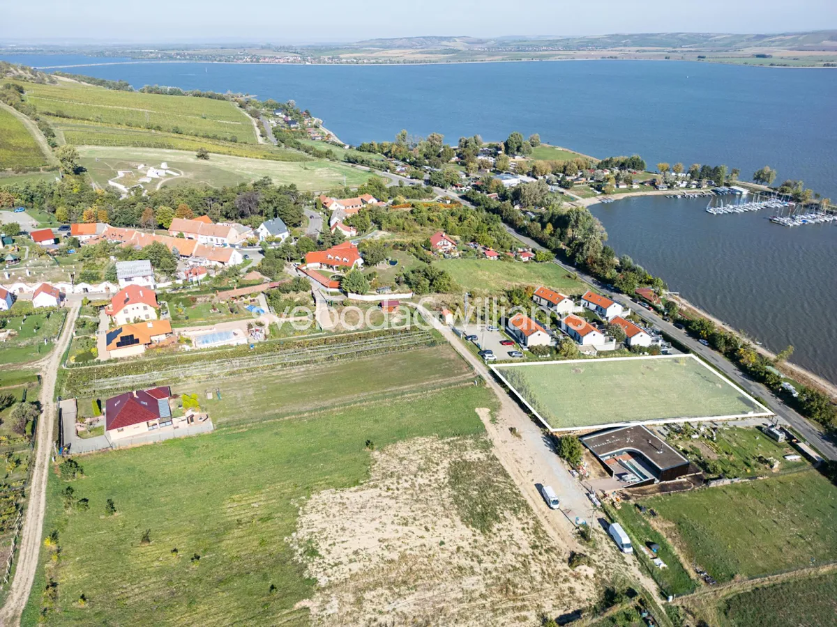 Prodej komerčního pozemku 3165 m²